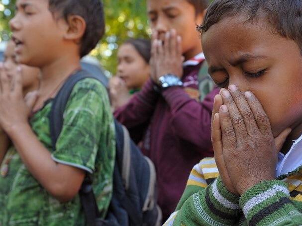 Children praying Children praying